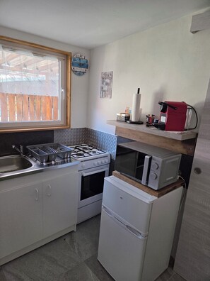 Fridge, oven, stovetop, electric kettle