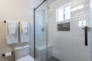 Een douche, een haardroger, een bidet, handdoeken