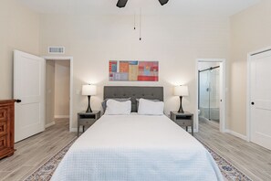 4 slaapkamers, een bureau, een strijkplank/strijkijzer, wifi