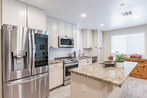 Een koelkast, een microgolfoven, een oven, een kookplaat