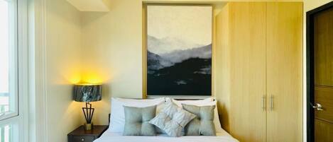 Iron/ironing board, bed sheets, wheelchair access