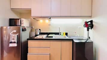 Réfrigérateur, micro-ondes, plaque de cuisson