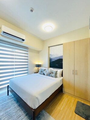 Tabla de planchar con plancha y ropa de cama 