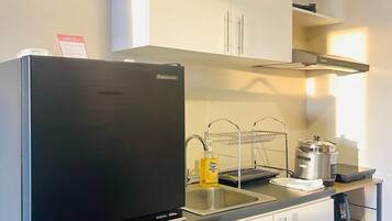 Køleskab, mikrobølgeovn, kogeplade, køkkentøj/tallerkener/redskaber