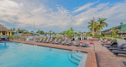 Waterfront Room, Heated Pool, Big TV, Bunk Beds, Tiki Bar & Grill