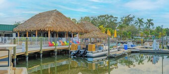 Waterfront Room, Heated Pool, Big TV, Bunk Beds, Tiki Bar & Grill