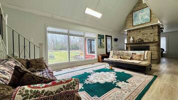 Smart TV, caminetto, impianto stereo, monitor per computer