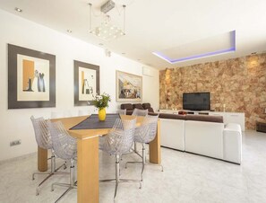 Villa | Dining