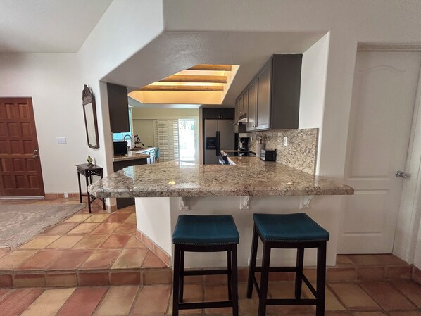 Fridge, microwave, oven, stovetop - Charming Santa Fe 3-bedroom house in La Quinta with AC, WiFi, Pool (La Quinta)