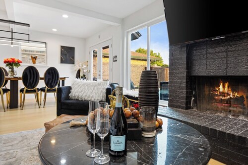 Luxury Home w Pool, Chef's Kitchen, Massage Chairs