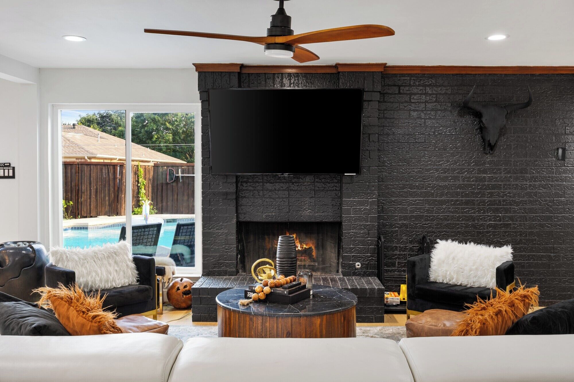Smart TV, chimenea y libros 