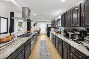 ثلاجة، ميكروويف، فرن، موقد طهي مسطح