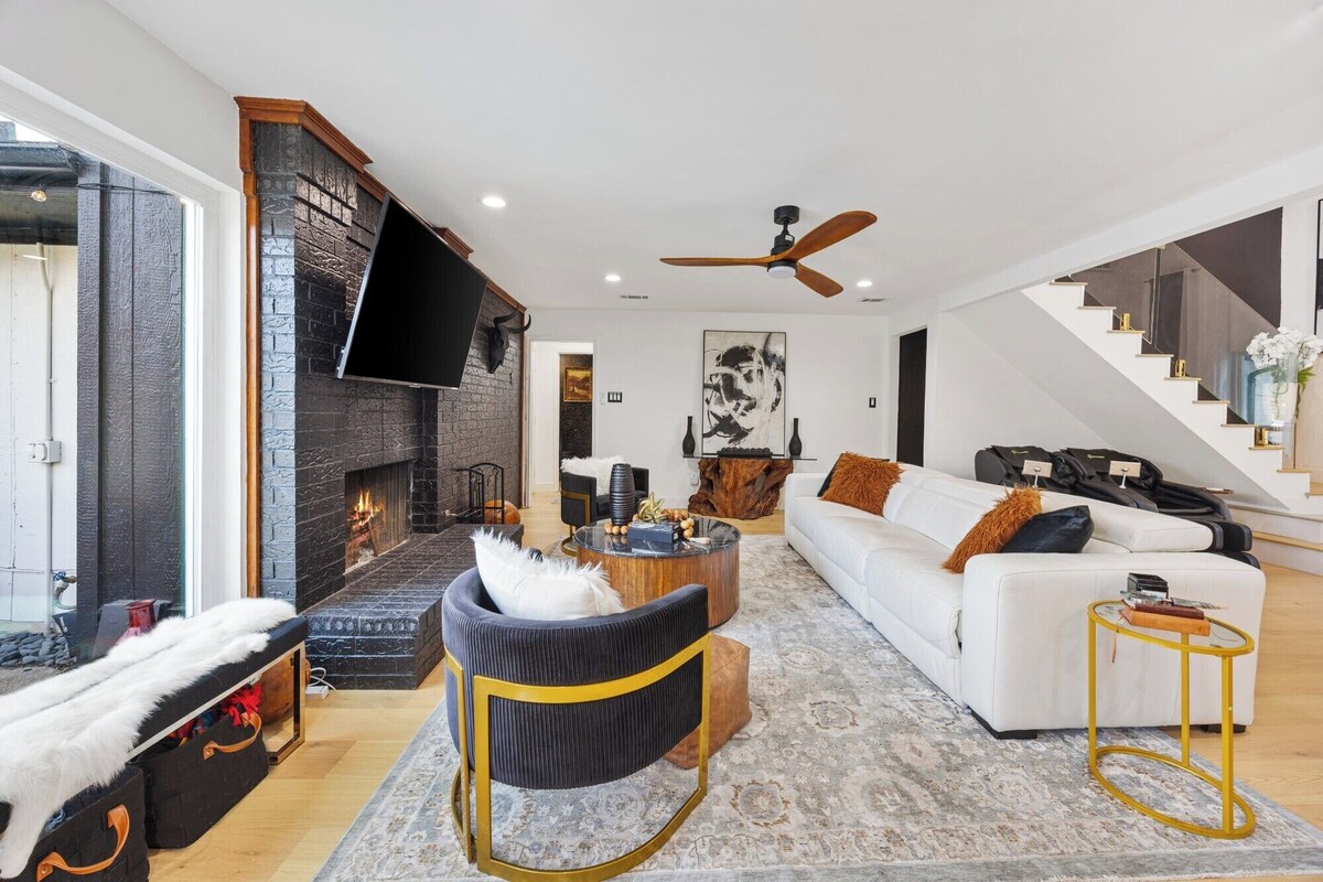 Luxury Home w Pool, Chef's Kitchen, Poker Room & Massage Chairs