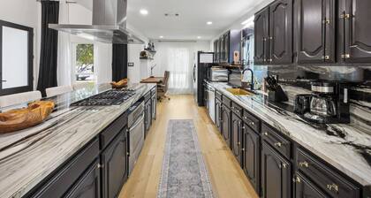 Luxury Home w Pool, Chef's Kitchen, Poker Room & Massage Chairs