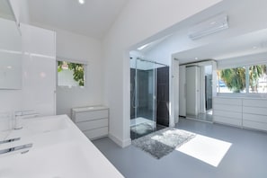 Douche, séchoir à cheveux, serviettes fournies, savon