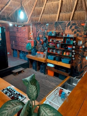 Tent | Shared kitchen | Oven, stovetop, cookware/dishes/utensils