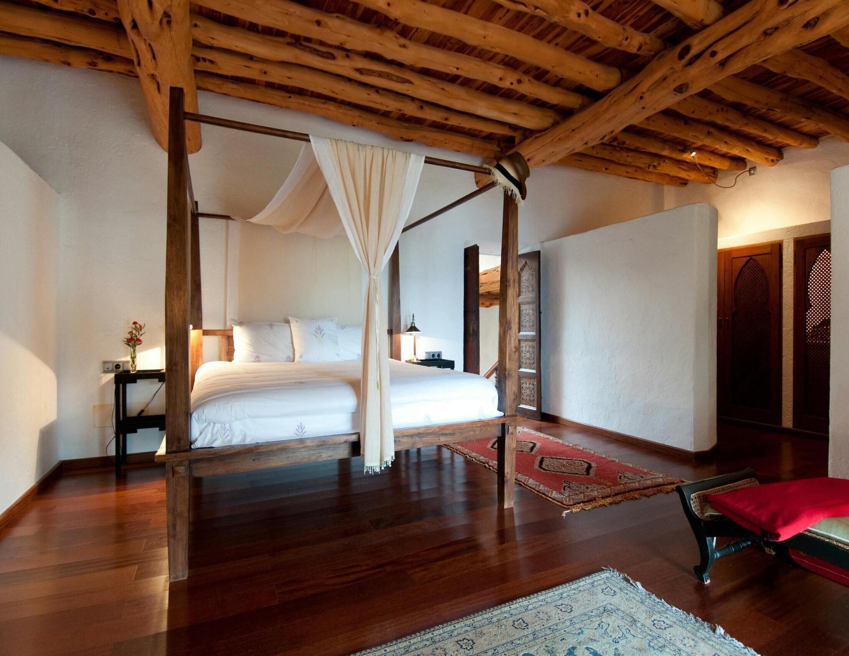 6 bedrooms, individually furnished