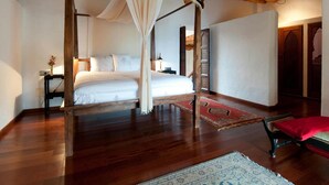 A four-poster bed with a canopy, wooden beams on the ceiling, a red and blue patterned rug, and a bench with a red cushion. - Amazing Villa With Swimming Pool (San Juan de Alicante)