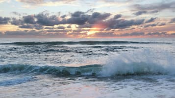 Na praia, espreguiçadeiras