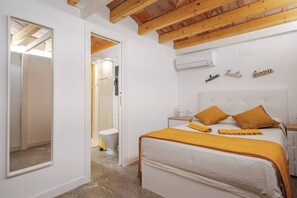 Shower, hair dryer, towels, soap - Duplex Apartment Muralla Alicante, Authentic Historical Center (Alicante (Alacant))