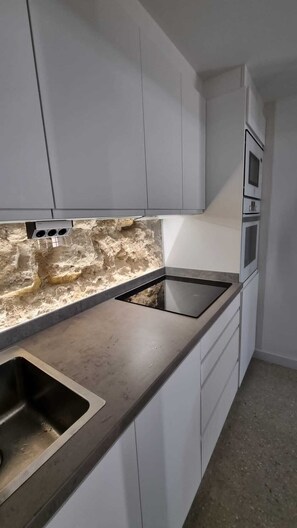 Een magnetron, een oven, een kookplaat, een vaatwasser