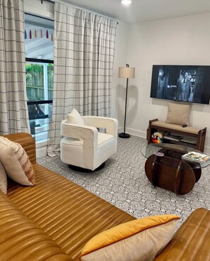 TV connectée, livres, chaîne hi-fi