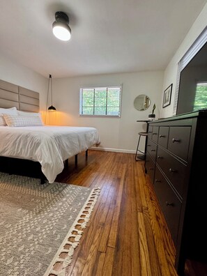 2 bedrooms, iron/ironing board, free WiFi, bed sheets - 🍃 Savannah Spruce Cottage - Private Driveway - Minutes to Historic Downtown 🍃 (Savannah)
