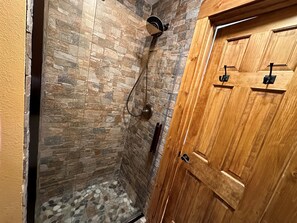 Douche, séchoir à cheveux, serviettes fournies