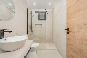 Douche, sèche-cheveux, serviettes fournies, savon