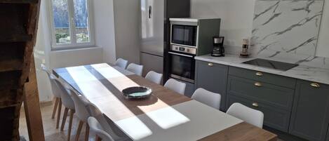 Een koelkast, een microgolfoven, een oven, een kookplaat