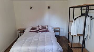 5 quartos, ferros/tábuas de passar roupa, berço de viagem