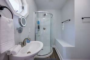 Dusche, Haartrockner, Handtücher, Seife