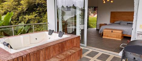 Luxury Cabin, Garden View | Private spa tub