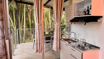 独特小屋, 花园景观 | 私人厨房 | 电热水壶、冰柜、餐桌