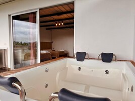 Comfort Room, Balcony, Mountain View | Private spa tub