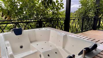 Romantic Cabin, Mountain View | Private spa tub