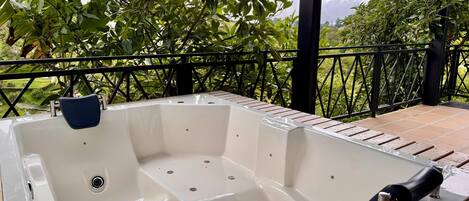 Romantic Cabin, Mountain View | Private spa tub