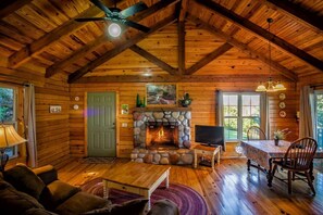 Smart TV, fireplace - Lake View Honeymoon Log Cabin (Garfield)
