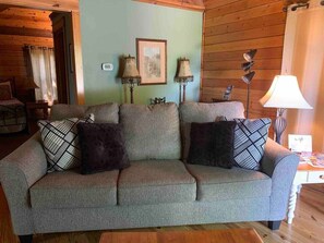 Smart TV, fireplace - Lake View Honeymoon Log Cabin (Garfield)