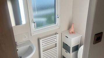 Chalet | Bathroom | Shower, free toiletries, towels