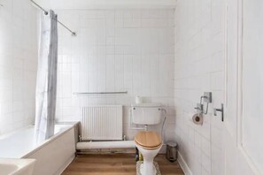 Bathroom - Cheerful Maisonette in the Heart of Orrell Park (Liverpool)