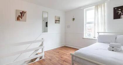 Cheerful Maisonette in the Heart of Orrell Park