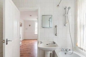 Apartment | Bathroom | Combined shower/tub, deep soaking tub, free toiletries, towels - Cheerful Maisonette in the Heart of Orrell Park (Liverpool)