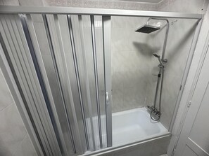 Apartment | Badezimmer | Dusche, Handtücher