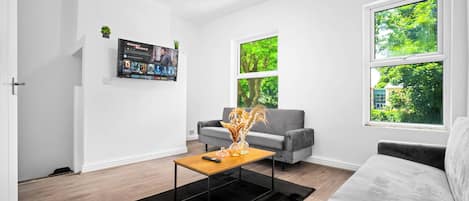 Apartamento | Zona de estar | Una televisión