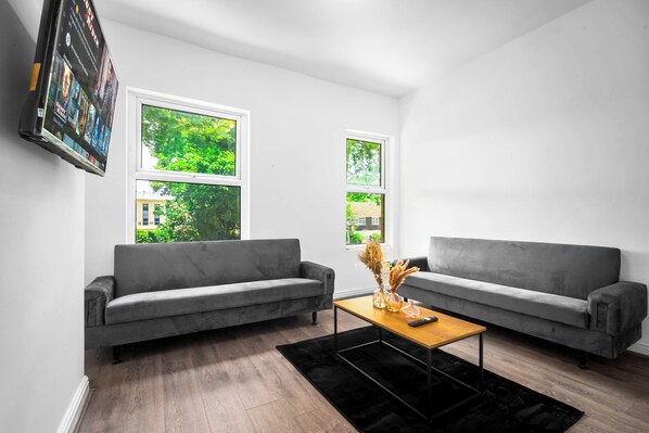 Apartment | Living area | TV