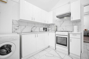 Frigorífic, microones, forn i placa de cuina 