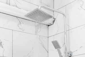 Bañera con ducha, bañera profunda, secador de pelo, toallas