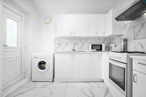 Appartement | Privékeuken | Een koelkast, een magnetron, een oven, een kookplaat