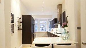 Fridge, microwave, oven, stovetop - Luxury Central London Apartment With 4 Bedrooms (London)